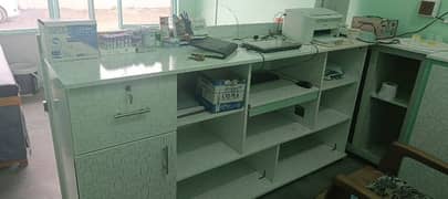 Open counters shiftable Laboratory