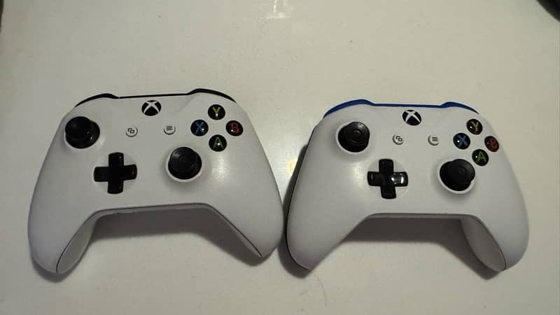 2 XBOX CONTROLLERS SLIGHTLY USED 0