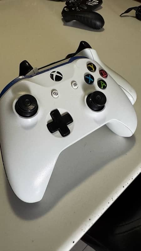 2 XBOX CONTROLLERS SLIGHTLY USED 2