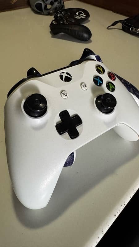 2 XBOX CONTROLLERS SLIGHTLY USED 3