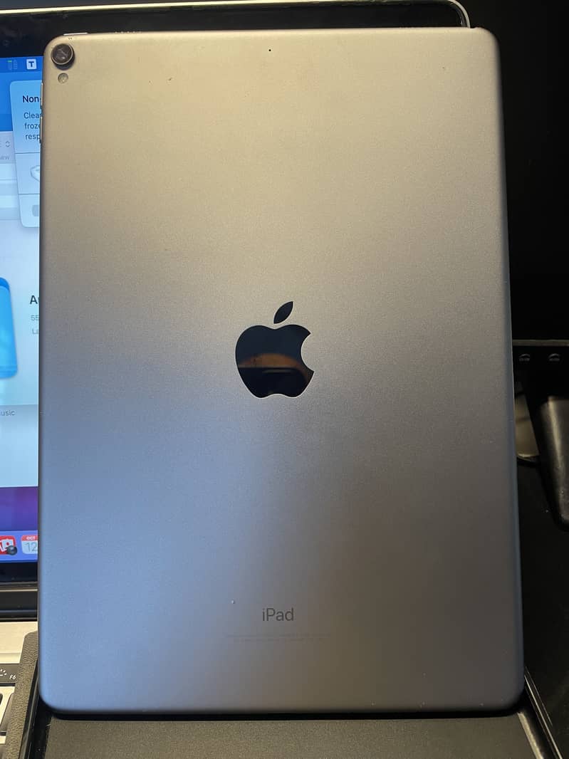 10.5" iPad Pro 1st Gen (WiFi) with 64GB Memory 3