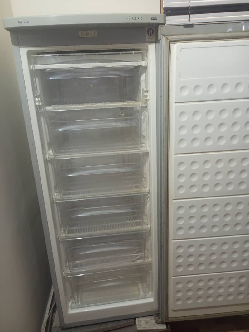 Vertical upright freezer 3