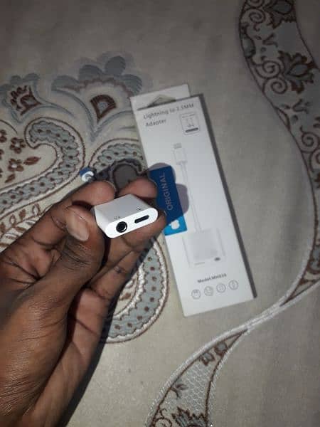 apple,iphone,lightning to 3.5mm adapter. 1