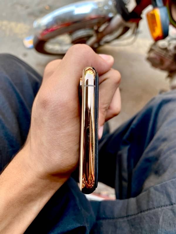 iphone XS 4