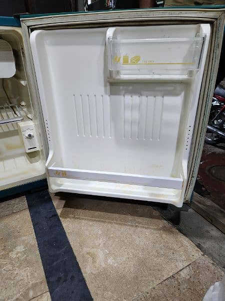 Room refrigerator 2