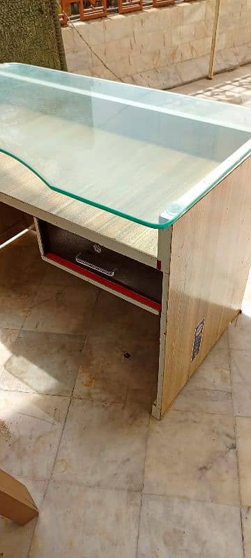 ofice table in good condition 1