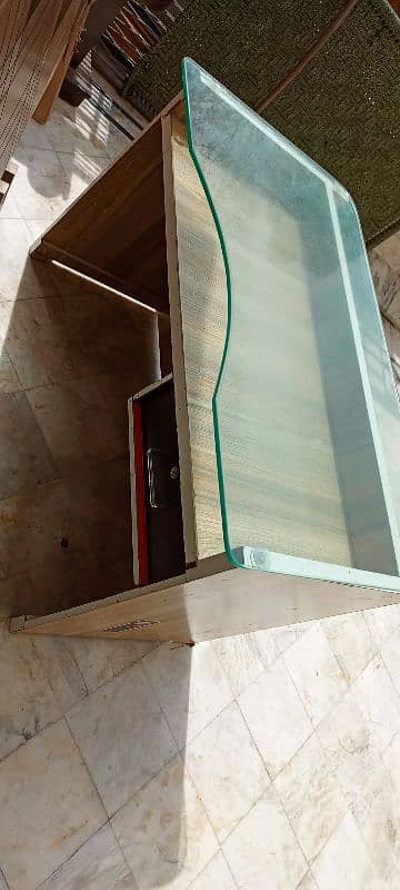 ofice table in good condition 2