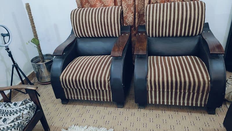 2 Sofa Sets 5 Seaters in Good Condition 4