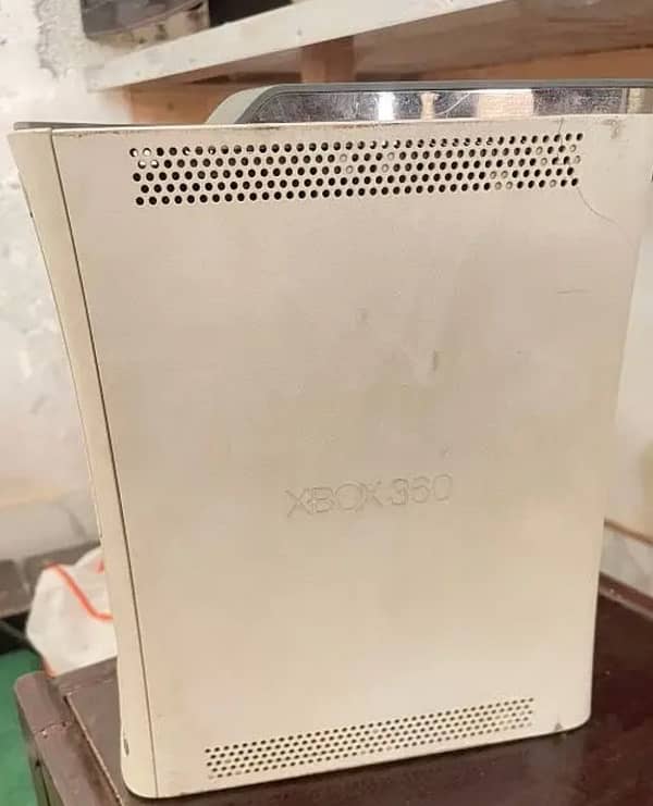 XBOX 360 With games (Urgent Sale) 1