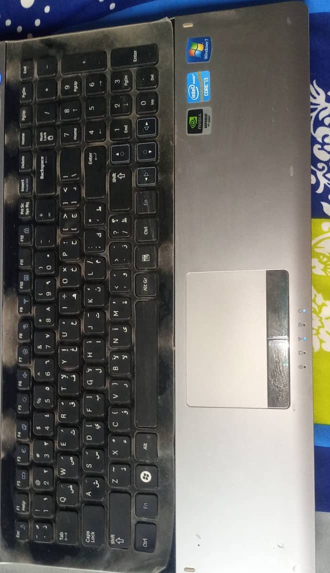 Samsung laptop with charging cable 1