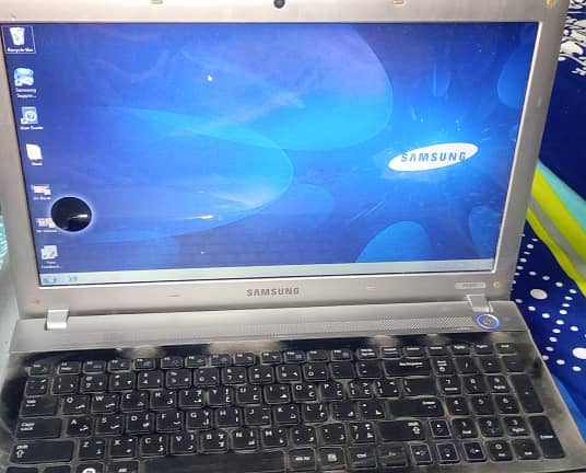 Samsung laptop with charging cable 3