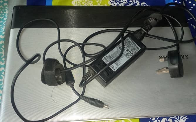 Samsung laptop with charging cable 4