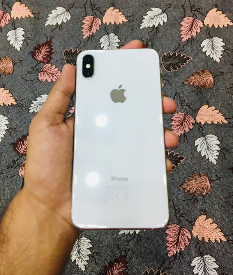 I phone xs max . 64gb open box 1