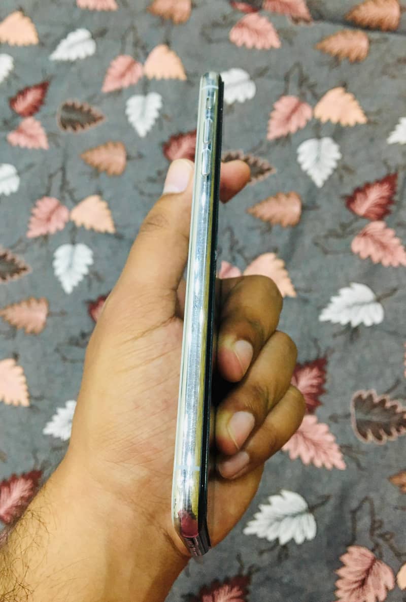 I phone xs max . 64gb open box 3