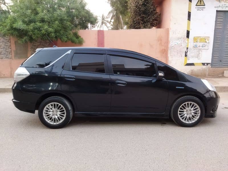 Honda fit shuttle 2012 reg 2021 Pearl black highly maintain 7