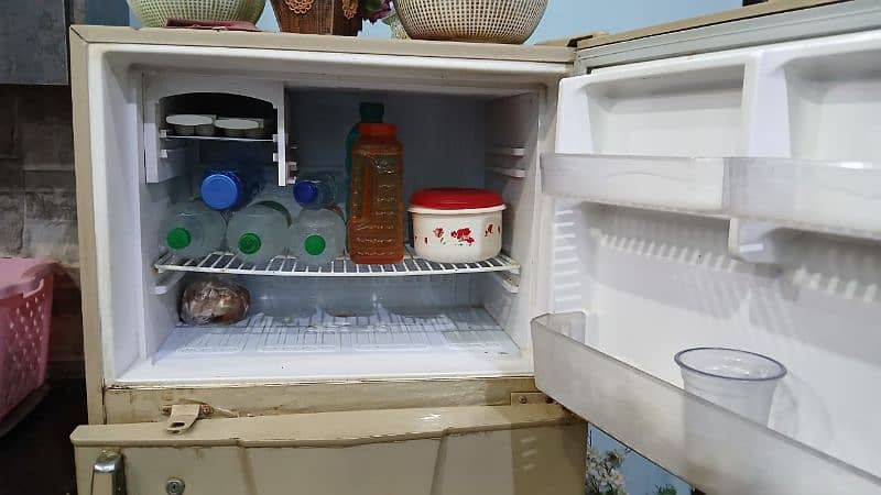 Full Size Refrigerator 18 cu ft for Sale in good condition 3