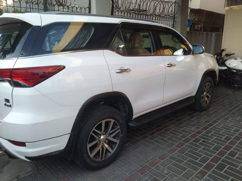 Toyota Fortuner V 2020 5