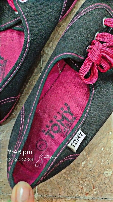 tommy takkies branded shoes size 7 1