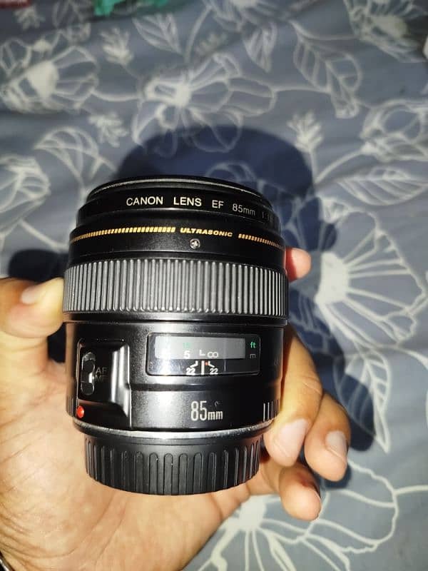 canon EF 85mm f1.8 usm lense 0