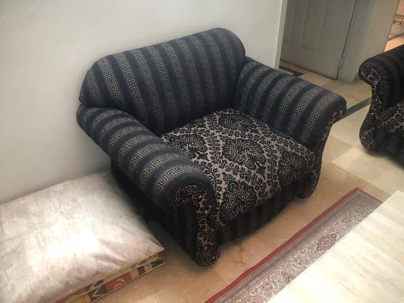 5 seater sofa set in outstanding condition. 1