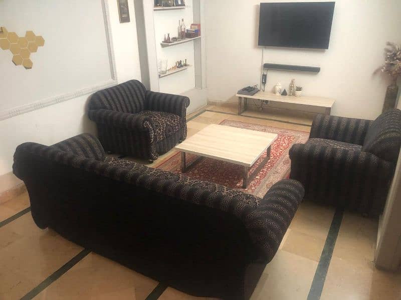 5 seater sofa set in outstanding condition. 2