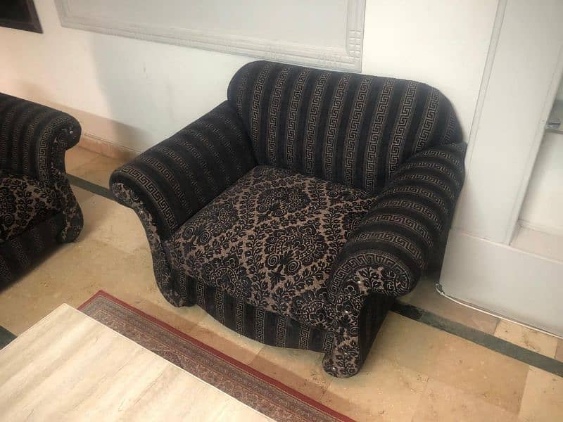 5 seater sofa set in outstanding condition. 3