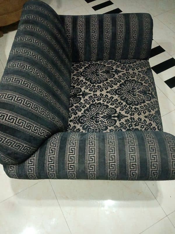 5 seater sofa set in outstanding condition. 4