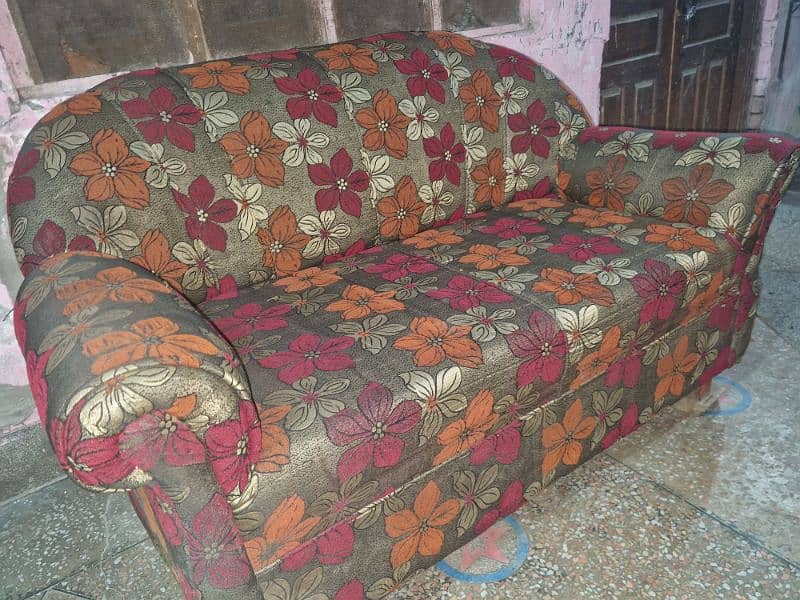 Bilkul 10 10 sofa ha 2 set ha is me isk size k  03216488356 4