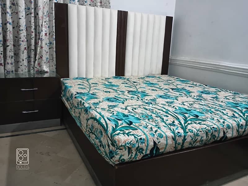 King Bed With Set For Sale without Mattress 0