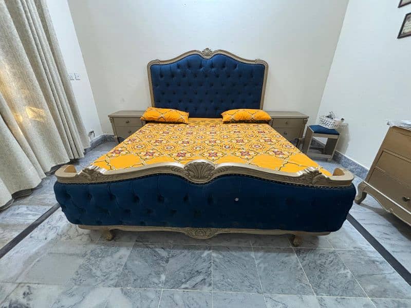 Double bed with dressing and makeup stool 4