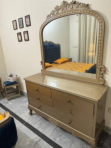 Double bed with dressing and makeup stool 7