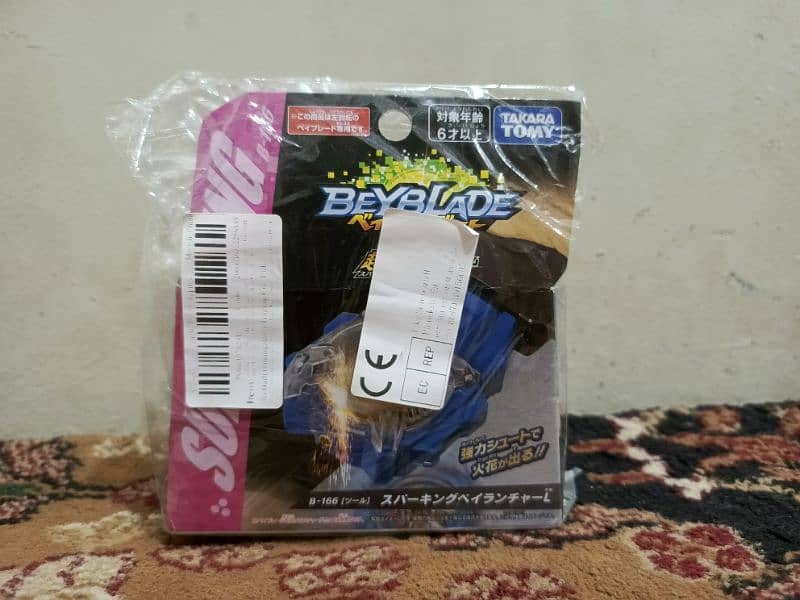 ORIGINAL TAKARA TOMY BEYBLADES AND LONCHERS 12