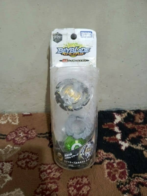 ORIGINAL TAKARA TOMY BEYBLADES AND LONCHERS 13