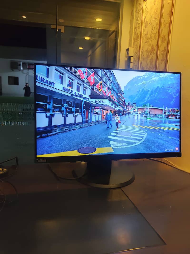 Lenovo 24" inch Bezelless LED Monitor with 2K Resolution for Sale 5