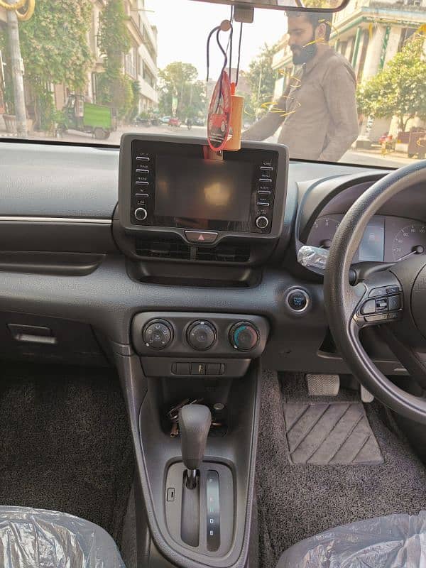 Toyota Yaris 2020/2024 push start keyless full option 11