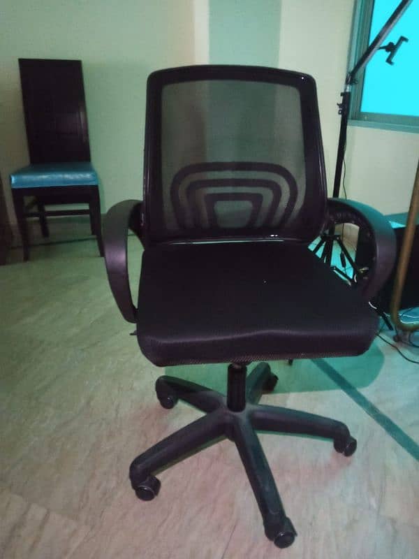 Back Mesh Ergonomic Chair in Excellent Condition 0