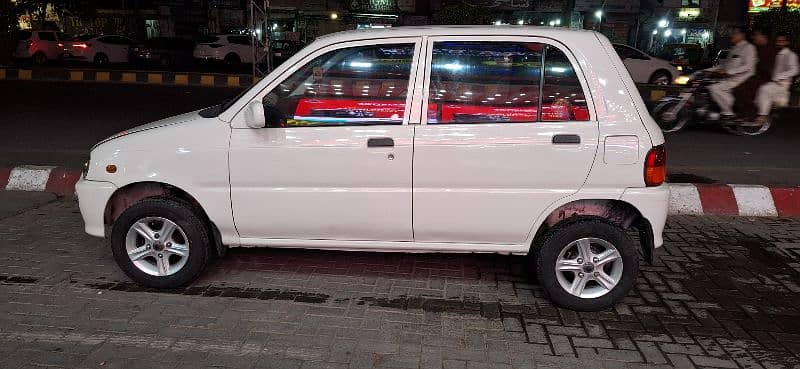 Daihatsu Cuore 2001 3