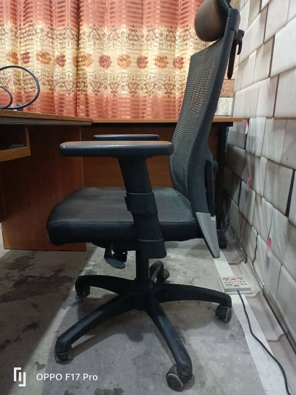 office chair with 4 features 1