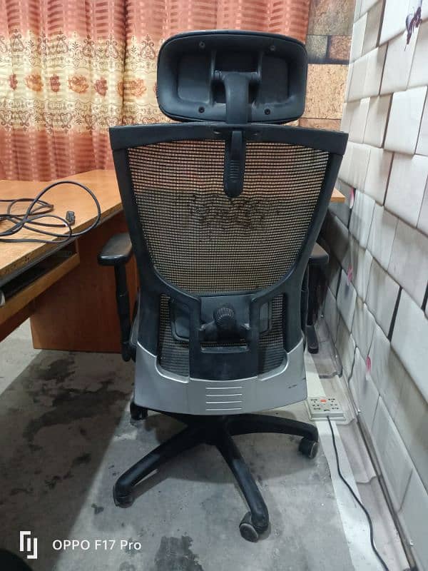 office chair with 4 features 2