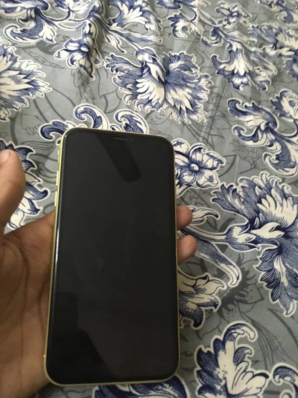 Iphone 11 Yellow colour Mobile Phones 1093981055