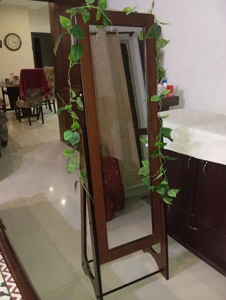 Long squared mirror with stand 1