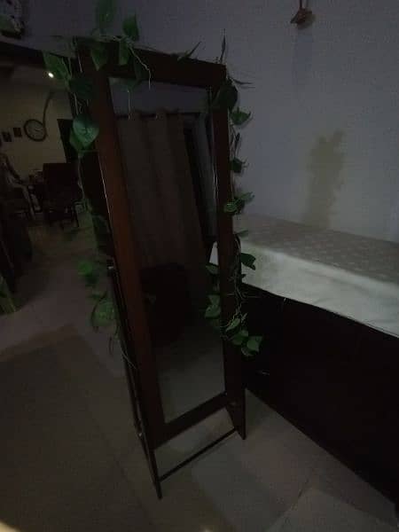 Long squared mirror with stand 2