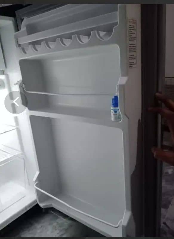 Dowlance mini fridge 1