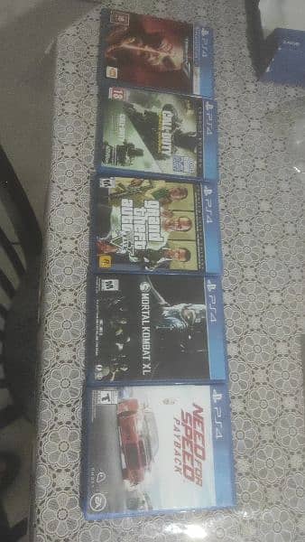 PS 4 SLIM 1 TB + 2 Controllers + 5 Games 0