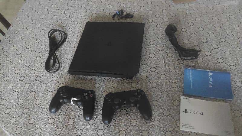 PS 4 SLIM 1 TB + 2 Controllers + 5 Games 2