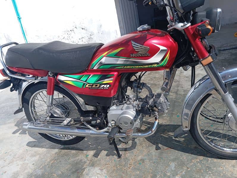 honda CD 70. . . . 22model 10/10 condition. . . Chet me hy 4