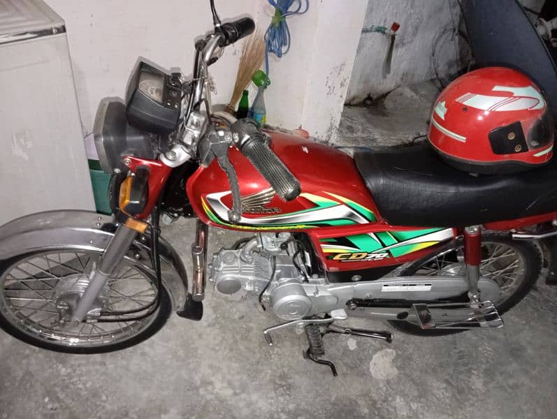 honda CD 70. . . . 22model 10/10 condition. . . Chet me hy 6