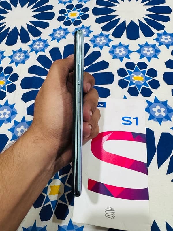 Vivo s1 4/128 2