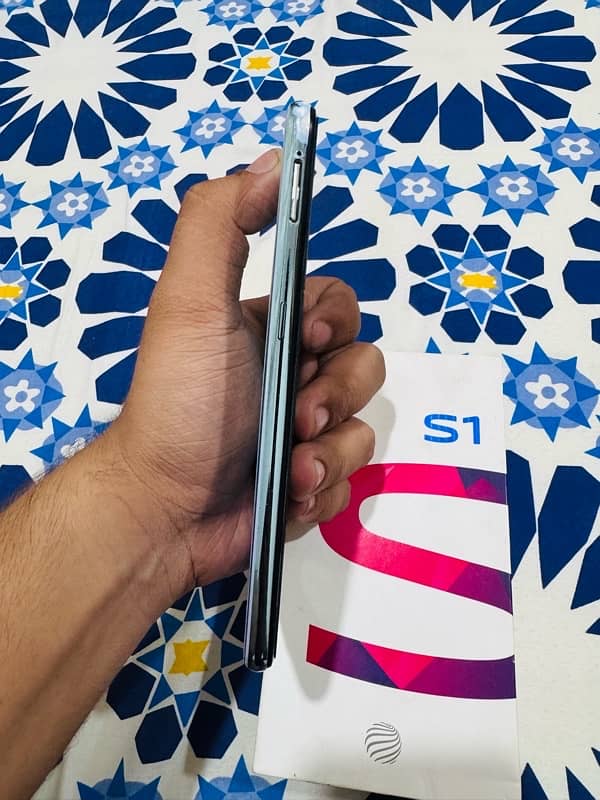 Vivo s1 4/128 3