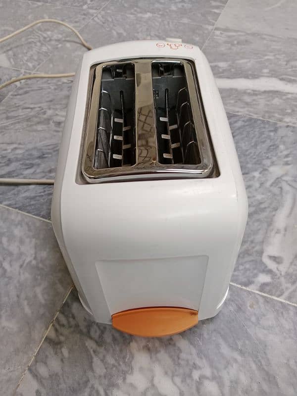 toaster 2 sliece new condition ha 4